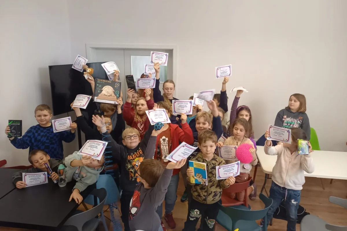 Półkolonie szachowe — dzieci z dyplomami