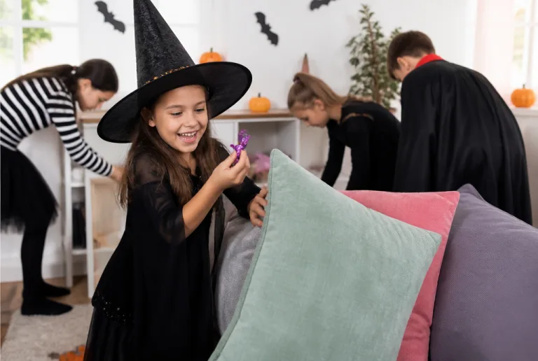 Dzieci szukają ukrytych łakoci na Halloween