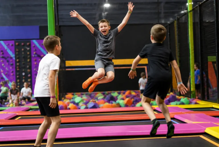 Dzieci skaczą w parku trampolin